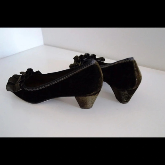 NWOT BCBGMaxazria low pumps! - Picture 3 of 4